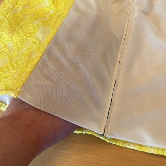 Guess Yellow and White Lace Bustier NWT Sz L/XL - Picture 9 of 17